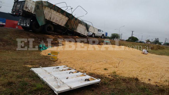Camioacuten perdioacute su acoplado en el acceso a Quimiiacute