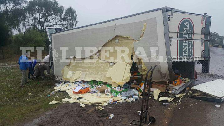 Un camioacuten cargado con laacutecteos volcoacute en Nueva Francia