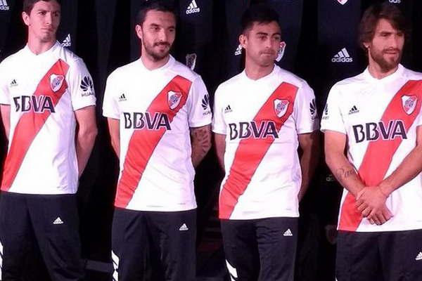 River presentoacute anoche su nueva camiseta con la presencia de glorias 