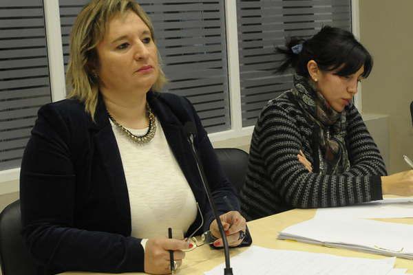 Vendiacutea por la web vales de combustible robados a funcionario