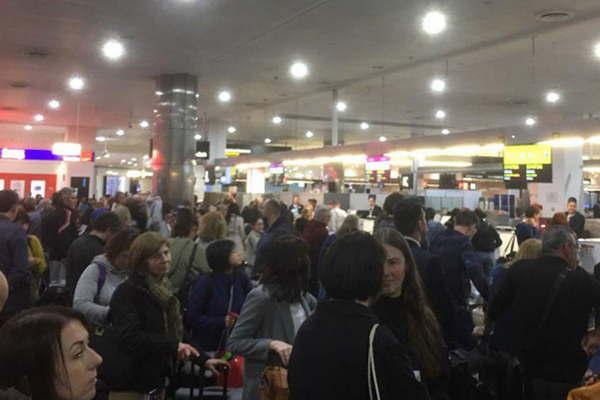 Un fallo en un software para hacer check-in generoacute caos y demoras en varios aeropuertos del mundo