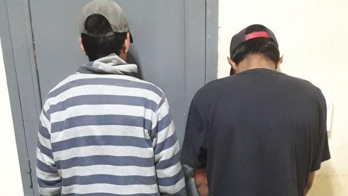 Detuvieron a dos joacutevenes acusados de quemar contenedores en La Banda