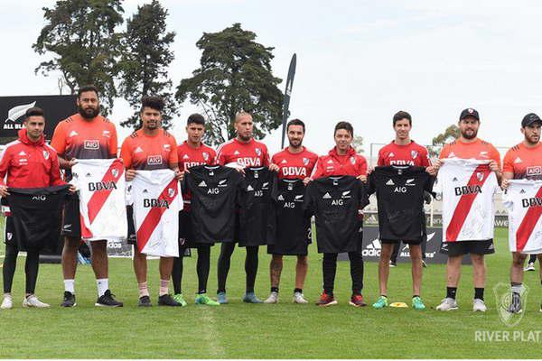 El plantel compartioacute con los  All Blacks en el River Camp