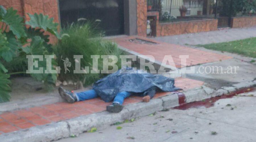 Cayoacute de su moto y murioacute al impactar la cabeza contra un cantero