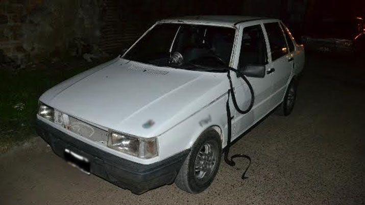 Dejoacute su auto estacionado en la vereda de la iglesia y le robaron el parabrisas