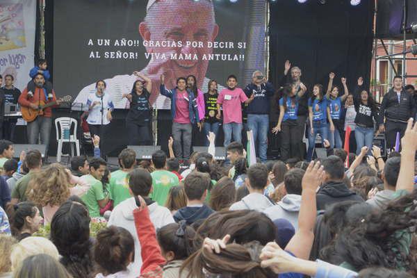 Con un multitudinario encuentro se inicioacute el Antildeo del Siacutenodo de los Joacutevenes