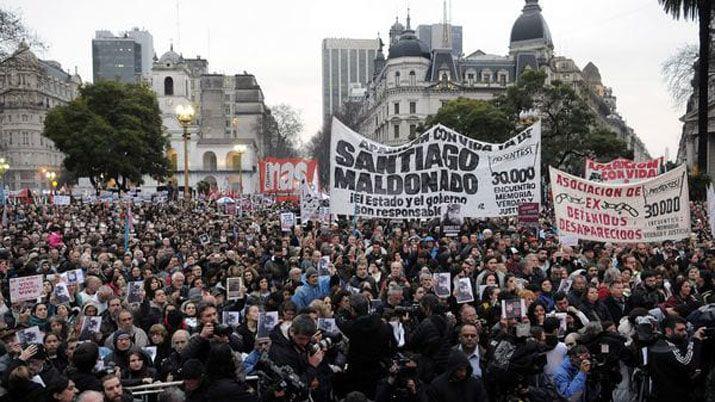 En varias ciudades del país marchan por Santiago Maldonado