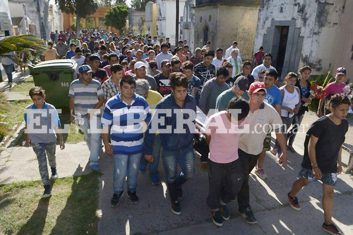 Un numeroso cortejo fnebre acompañó los restos de Arias hacia su ltima morada