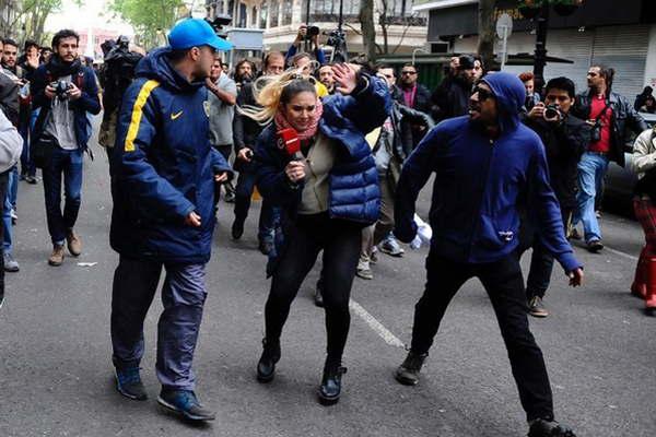 Manifestantes agredieron a periodistas durante la desconcentracioacuten del acto