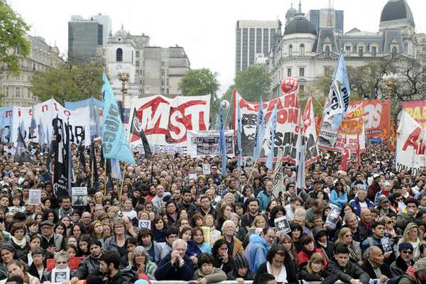 Miles de personas en todo el paiacutes pidieron por la aparicioacuten con vida de Santiago Maldonado