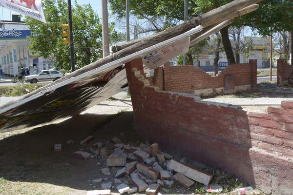 Fuertes raacutefagas de viento derribaron aacuterboles carteles y paredes en la ciudad
