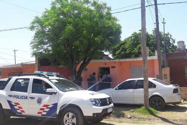 Salioacute a darle de comer al perro y encontroacute a su hijo ahorcado