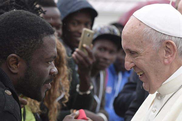 El papa Francisco pidioacute a todos los gobiernos que abran corredores humanitarios para los refugiados
