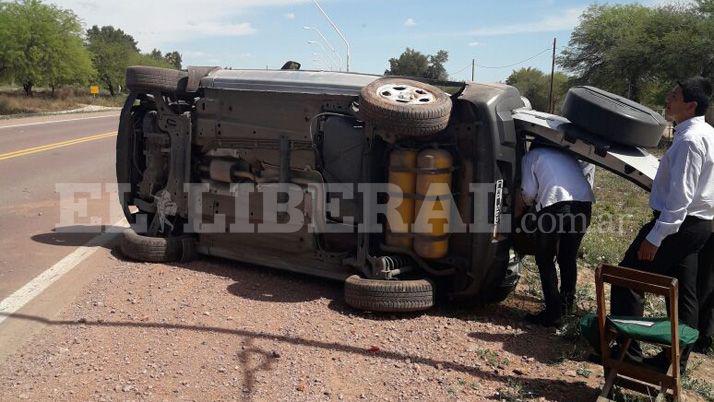 Pareja resultoacute ilesa tras volcar con su camioneta