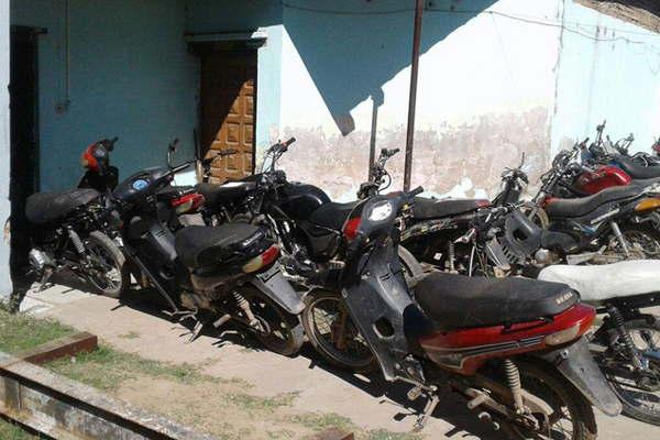 Allanan casas y recuperan cuatro motocicletas robadas