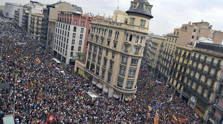 Maacutexima tensioacuten en Cataluntildea en el inicio de la huelga general