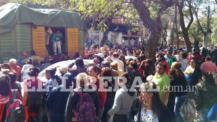 Furor en pleno centro por el Feriazo- las bolsas se venden a 30
