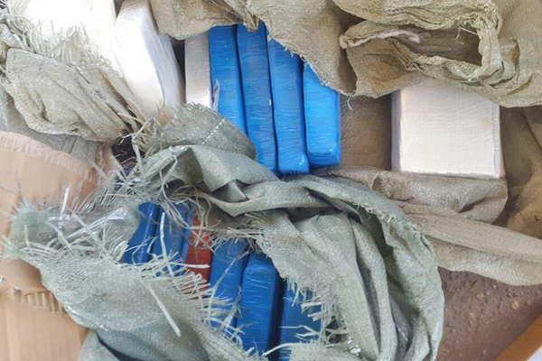 Gendarmes santiaguentildeos secuestran cocaiacutena en Salta