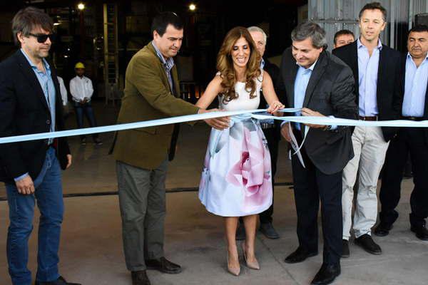 La gobernadora Claudia de Zamora inauguroacute una planta productiva