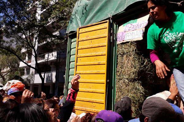 Productores entregaron verduras al costo por la crisis del sector