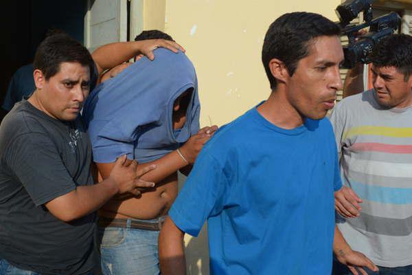 Atoacute a su mujer a un aacuterbol la bantildeoacute con agua helada y le acuchilloacute las piernas