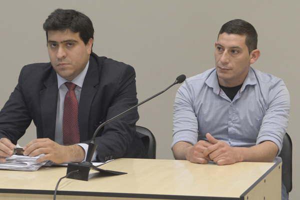 Furioso un policiacutea amenazoacute con la pistola reglamentaria a su pareja e hijos