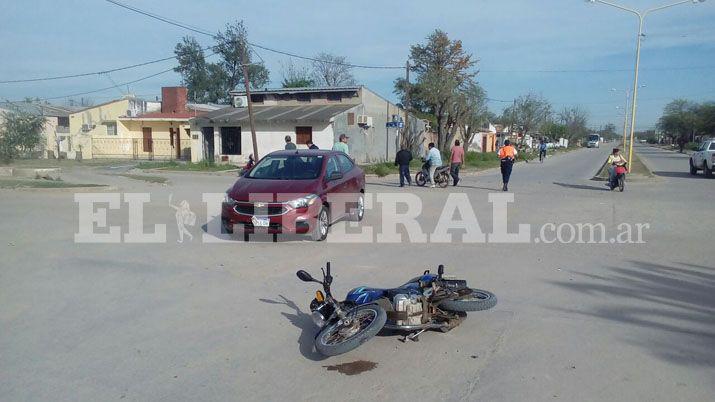 Motociclista resultoacute herida tras chocar con un auto