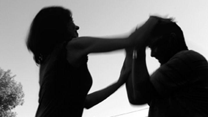 Discutioacute con su mujer y le partioacute la cabeza con un palo de escoba