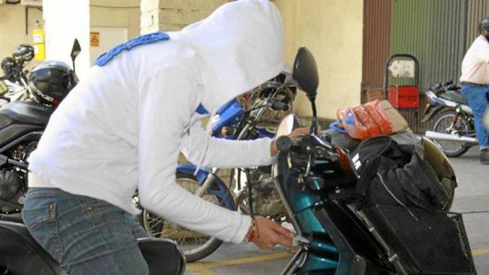 Roban una moto desde una vereda en Las Termas