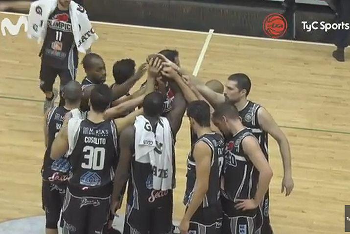 El saludo de los jugadores de Olímpico al término del encuentro