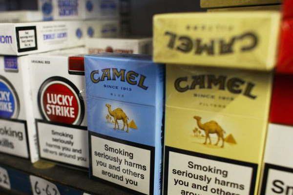 British Tobacco sube los precios de sus marcas de cigarrillos un 4-en-porciento-