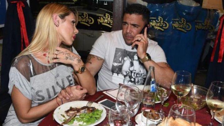 Las fotos de Juan Suris con Moacutenica Farro tras su salida de la caacutercel