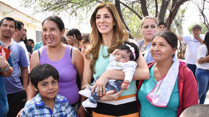 La gobernadora habilitó 71 viviendas en el barrio Santa Rosa de Lima 