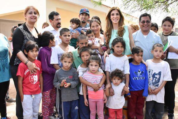 La gobernadora Claudia de Zamora habilitoacute  71 viviendas en el barrio Santa Rosa de Lima 