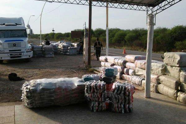 Secuestran mercaderiacutea ilegal valuada en maacutes de 5 millones