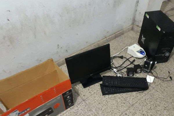 Menores violentan el ingreso  a una escuela y roban una PC