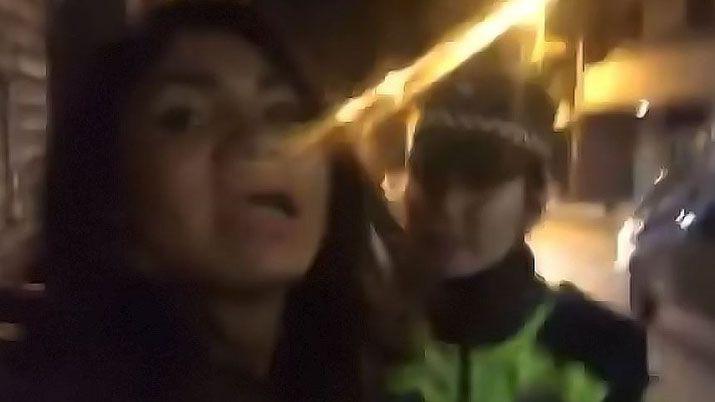 Mujer policiacutea de Tucumaacuten agredioacute a una trans y el video se viralizoacute