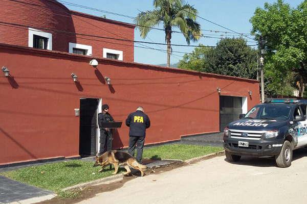 Allanan mansioacuten valuada en  35000000 y secuestran 500000 doacutelares