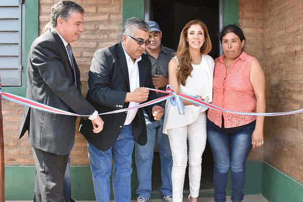 La gobernadora inauguroacute viviendas sociales en Colonia Dora