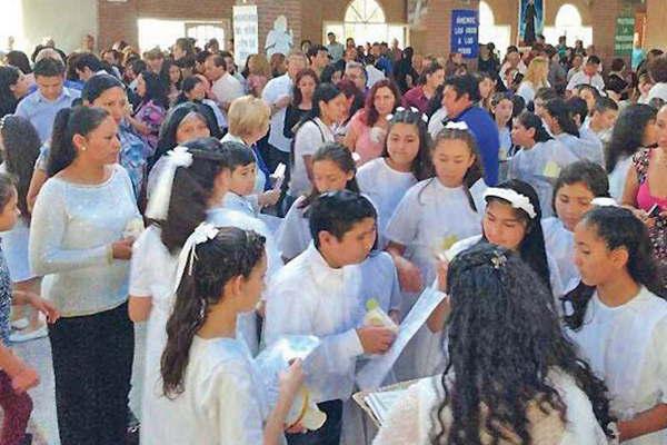 Maacutes de 300 nintildeos recibiraacuten el sacramento de la Primera Comunioacuten