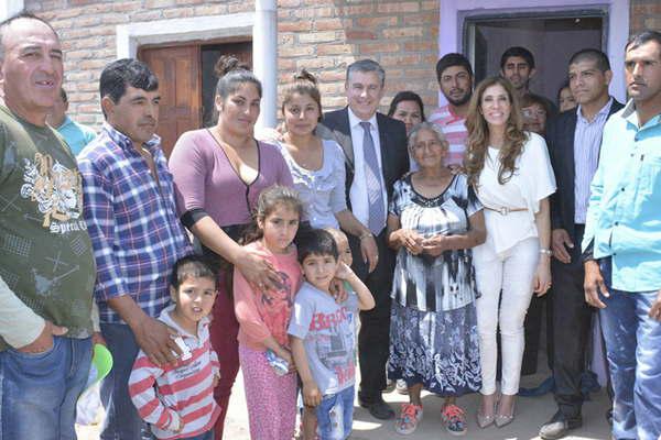 Claudia de Zamora habilitoacute casas para familias afectadas por crecidas