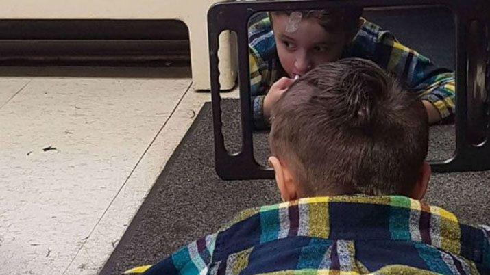 Viral- peluquero se tiroacute al piso para atender a un nene autista