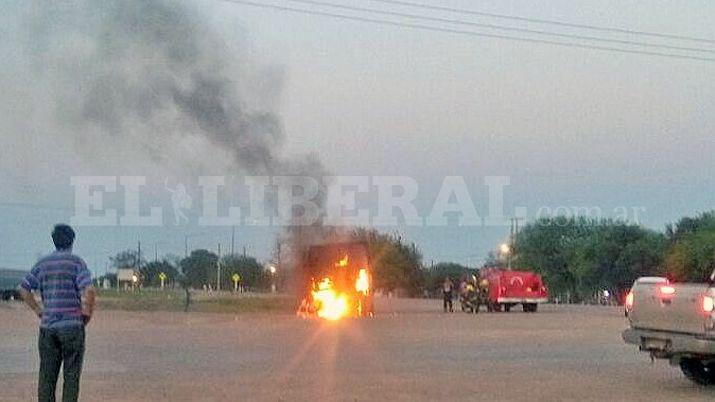 Paroacute a cocinar en un anafe y se le incendioacute el camioacuten