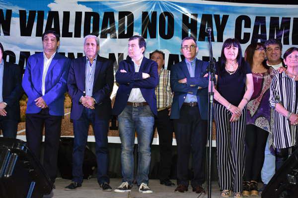 Zamora y Neder acompantildearon a los trabajadores viales