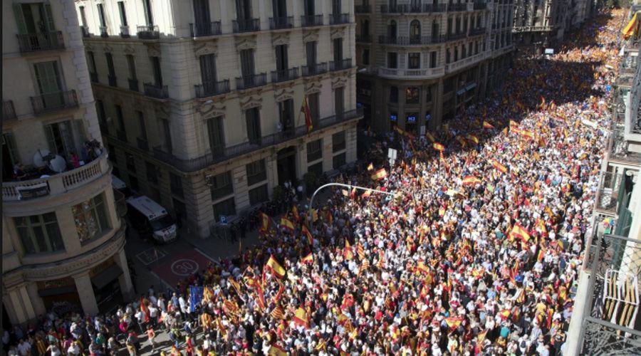 Masiva marcha contra la independencia de Cataluntildea