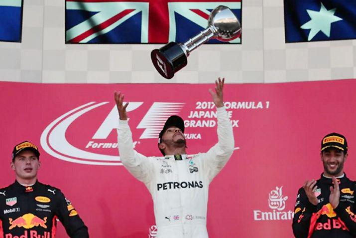 Hamilton festejó sobre el podio de Japón