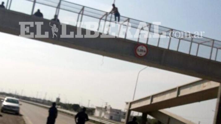 Tras varias horas las autoridades policiales consiguieron que desista de su actitud