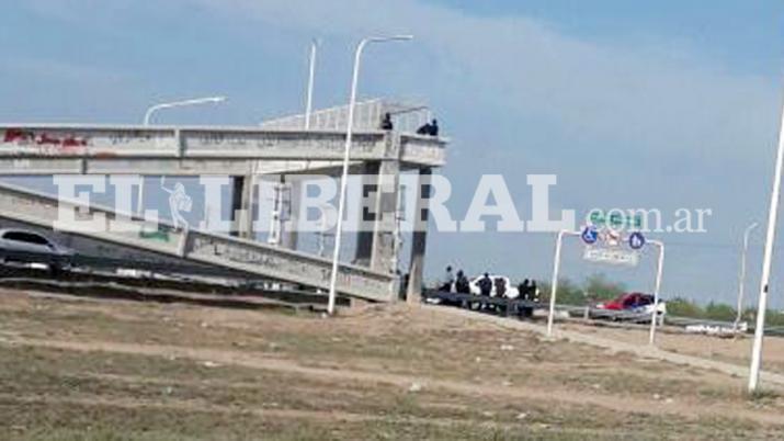 Tras varias horas las autoridades policiales consiguieron que desista de su actitud