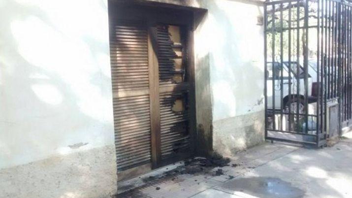 Se sacoacute la pulsera magneacutetica prendioacute fuego a la casa y apuntildealoacute a su ex