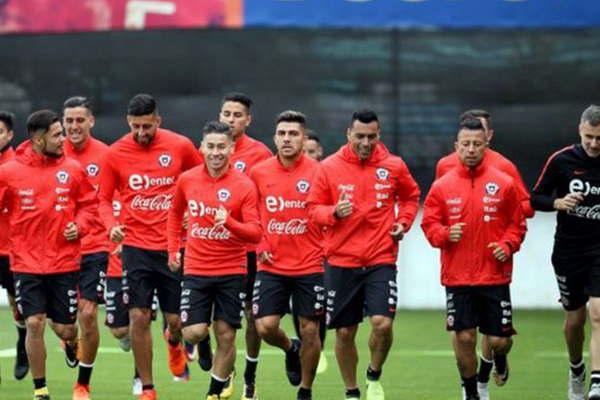 Chile ya estaacute en San Pablo y Charles Araacutenguiz es duda para el duelo ante Brasil 